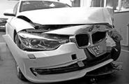 寶馬車被撞變形安全氣囊未開 車主質疑車輛安全性