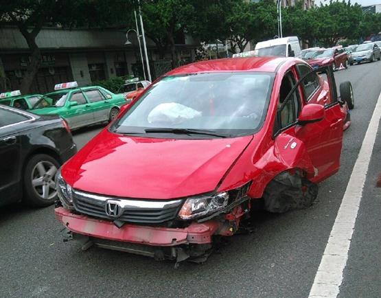思域正常行駛中“斷軸”，前輪與車身分離