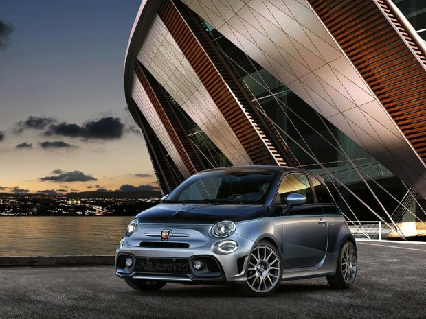 紀念Riva游艇175周年 Abarth 695特別版
