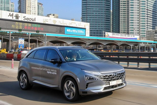 現(xiàn)代測試自動駕駛車 2030年推全自動駕駛