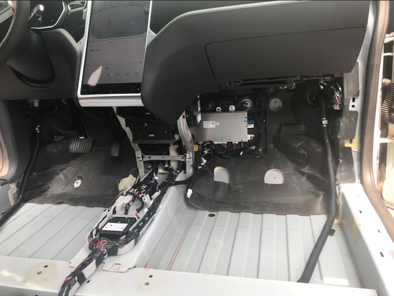 特斯拉MODEL X 冷凝水管脫落漏水