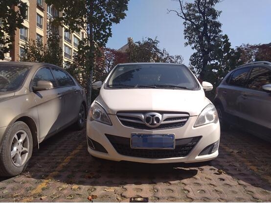 北汽E130車身生銹出現(xiàn)裂痕 難以處理