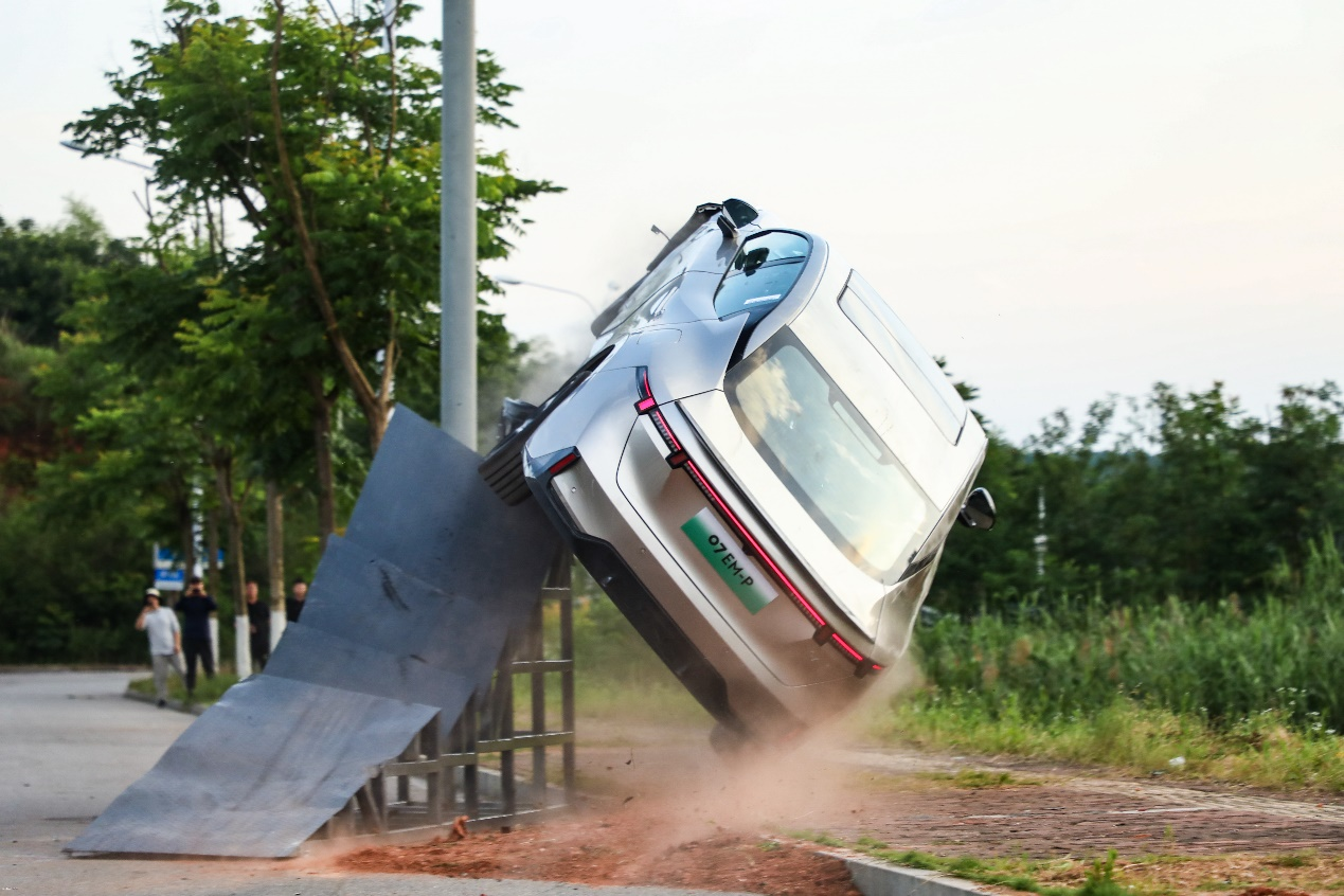從不怕翻車 領(lǐng)克07 EM-P通過極限超標(biāo)安全測試