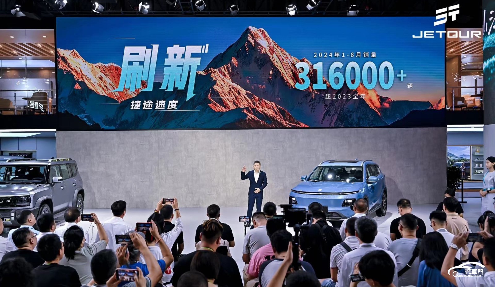 一群人在臺(tái)上演講

中度可信度描述已自動(dòng)生成