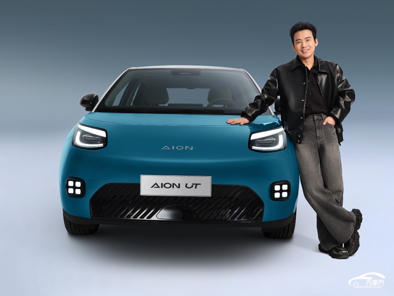 男人在藍(lán)色的汽車(chē)

描述已自動(dòng)生成