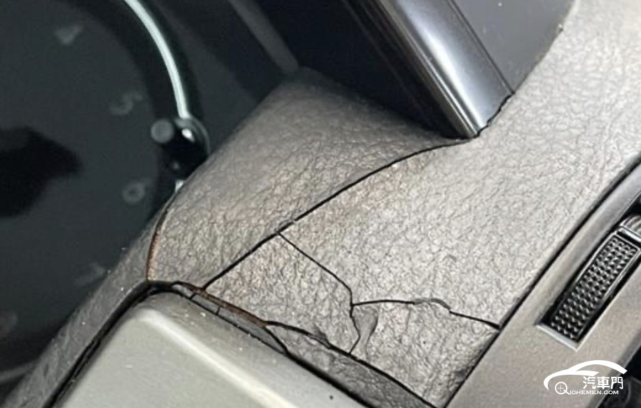 汽車的方向盤

AI 生成的內(nèi)容可能不正確。
