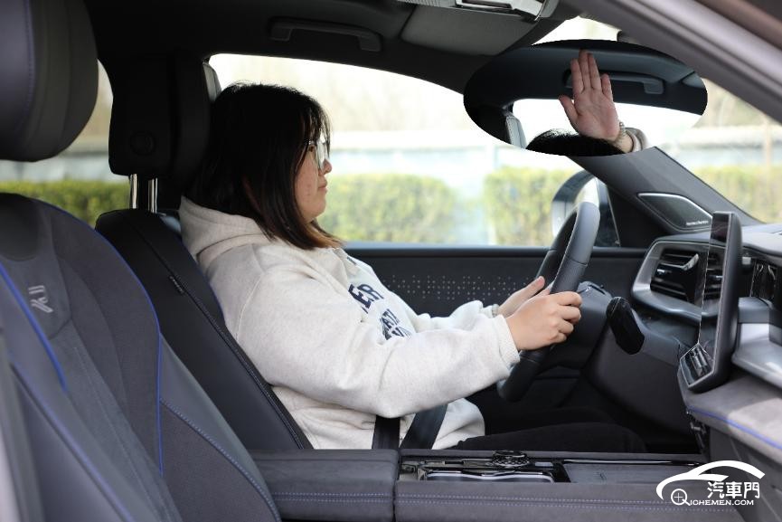 汽車的人

AI 生成的內(nèi)容可能不正確。