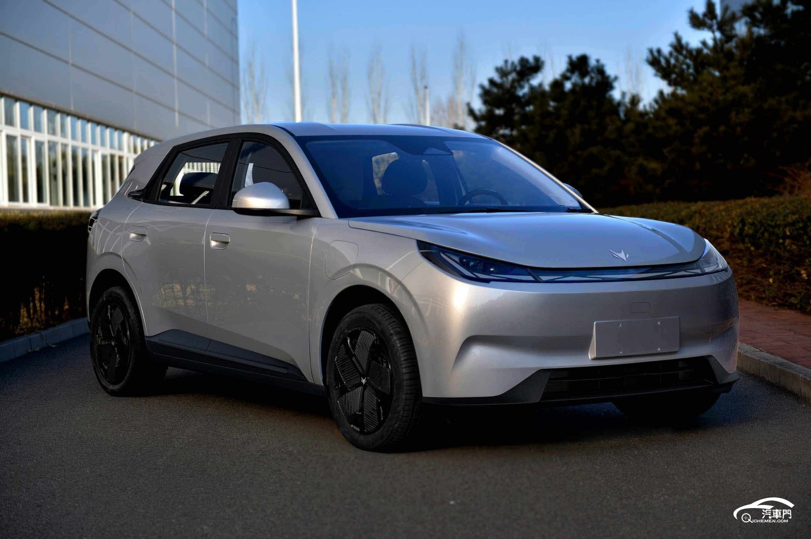 汽車停在路上

AI 生成的內(nèi)容可能不正確。