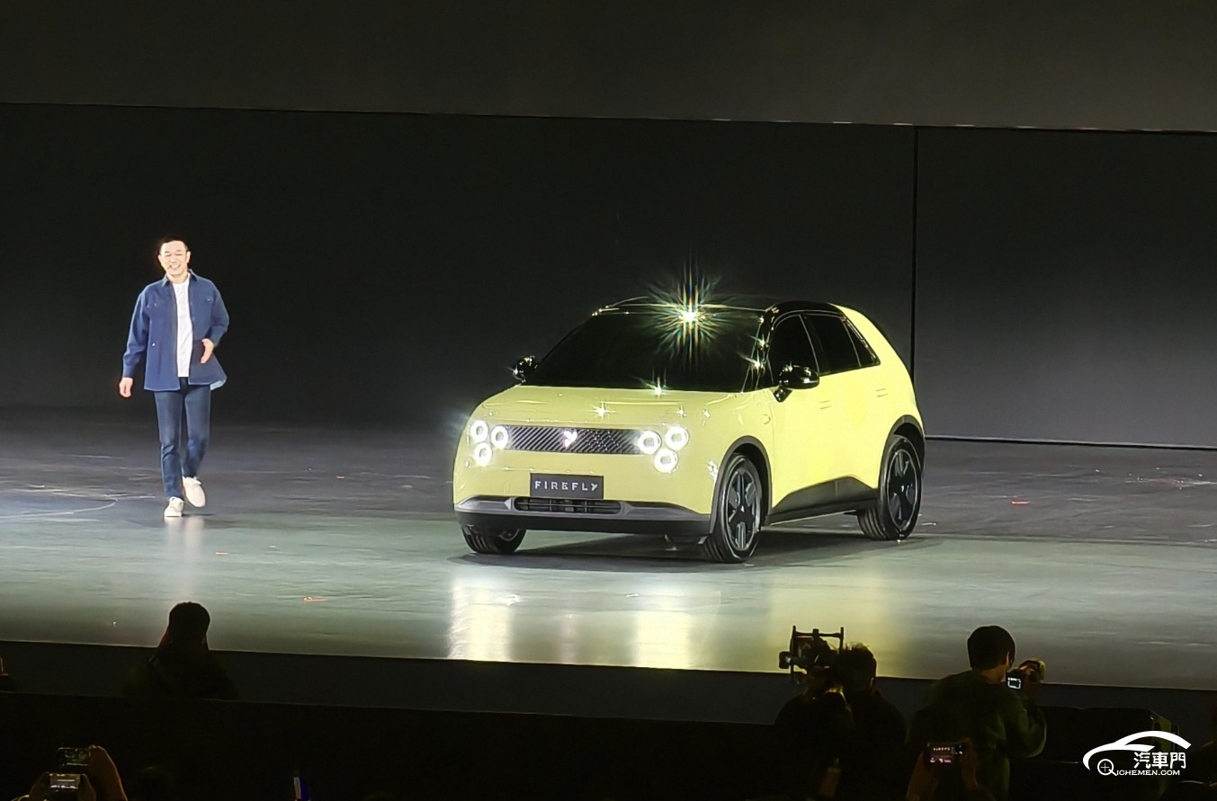 人站在汽車旁

AI 生成的內(nèi)容可能不正確。