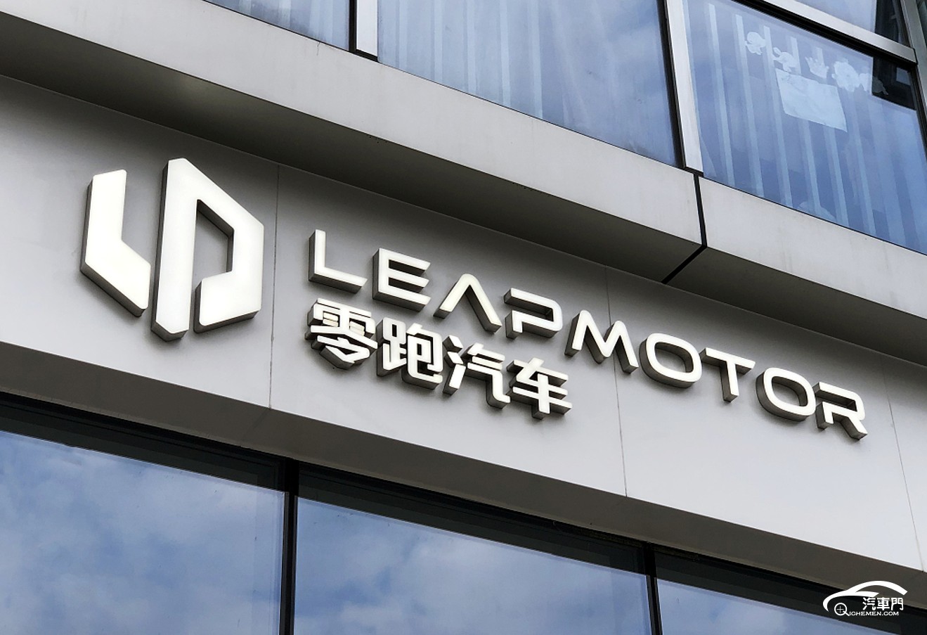 商店外的藍色招牌

AI 生成的內容可能不正確。