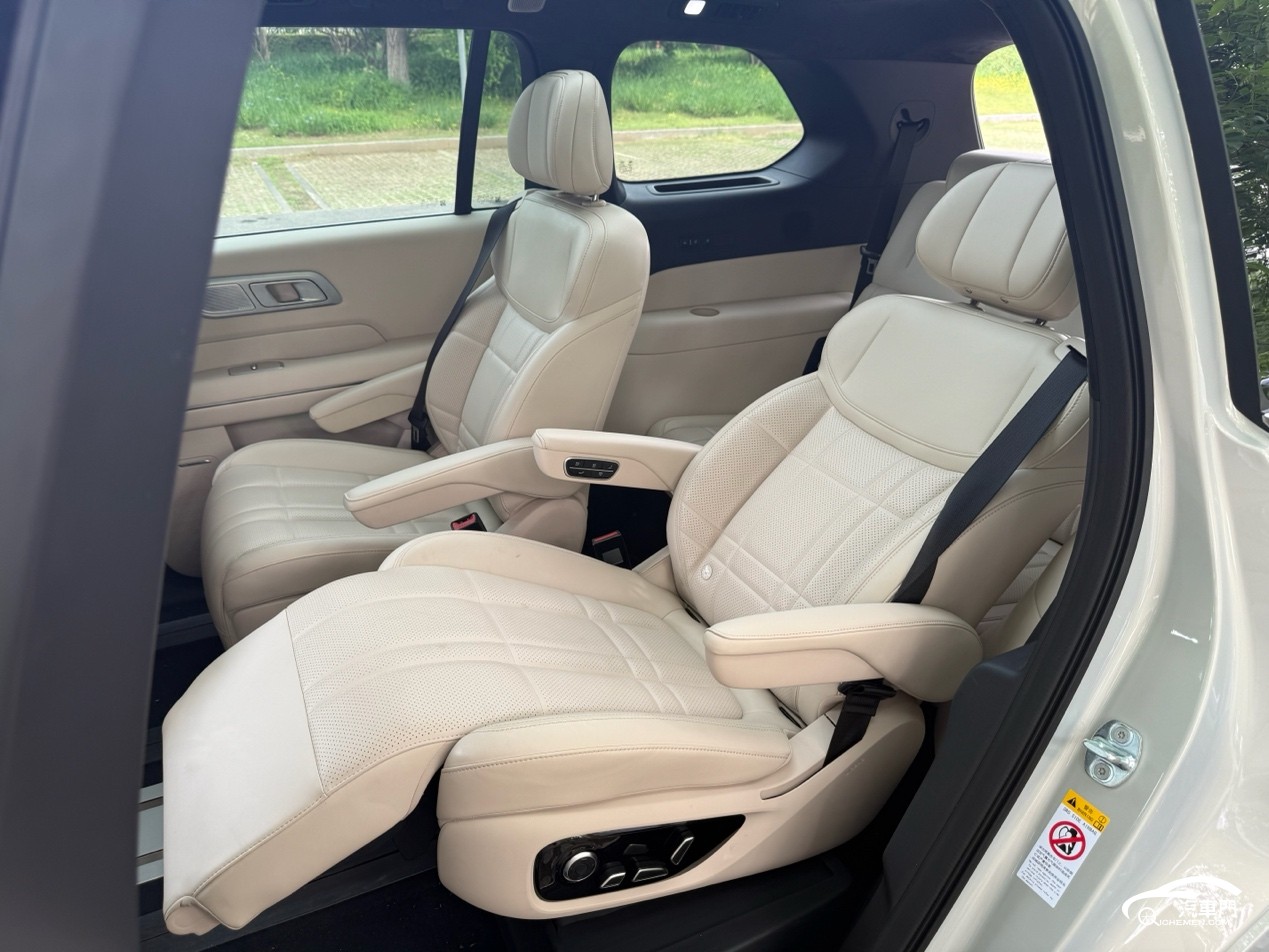 汽車座位旁邊的車

AI 生成的內(nèi)容可能不正確。