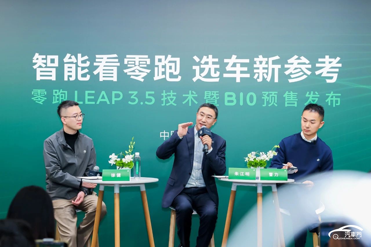 圖片包含 人, 女人, 桌子, 男人

AI 生成的內(nèi)容可能不正確。