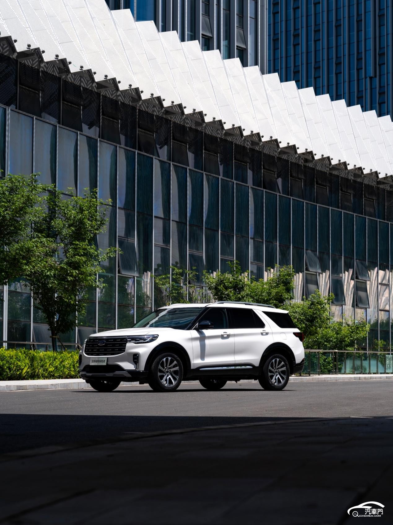 建筑旁的路上行駛的車輛

AI 生成的內(nèi)容可能不正確。