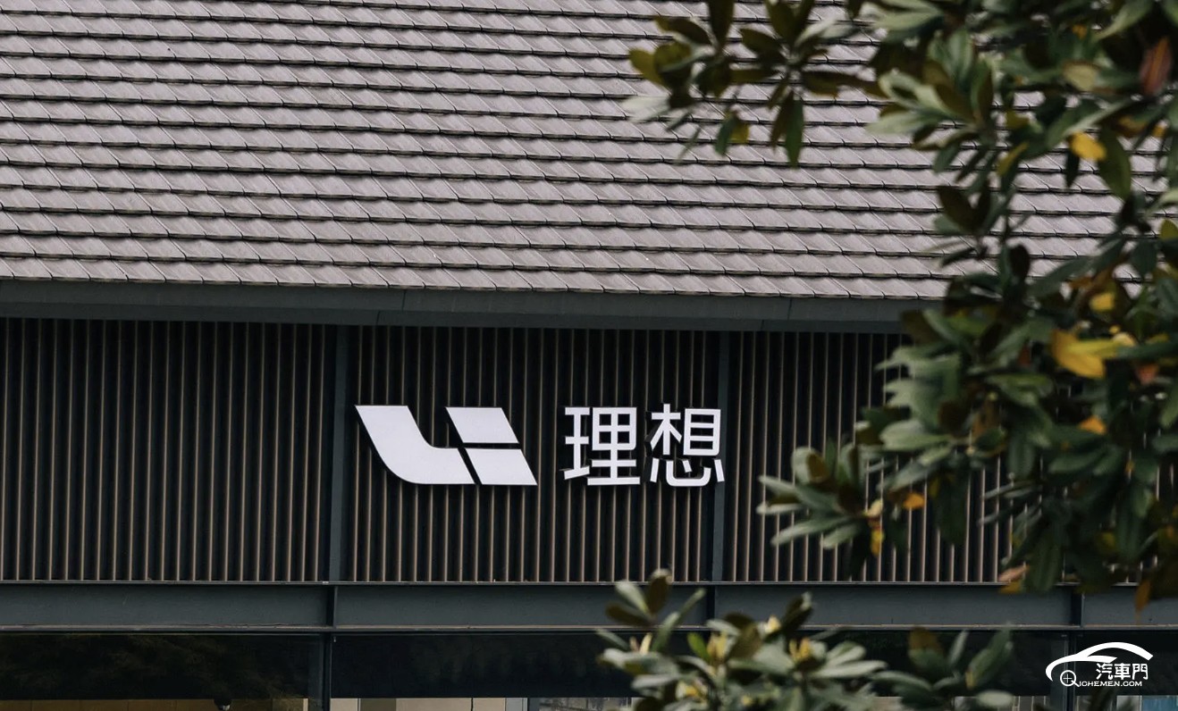 建筑上掛著商鋪的招牌

AI 生成的內(nèi)容可能不正確。