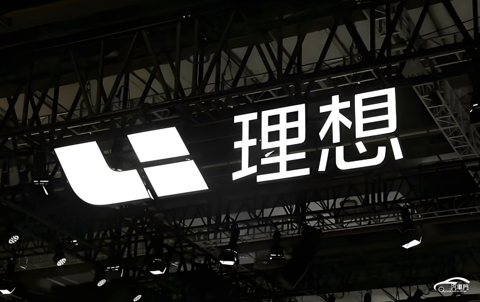 夜晚建筑亮著燈的橋

AI 生成的內(nèi)容可能不正確。