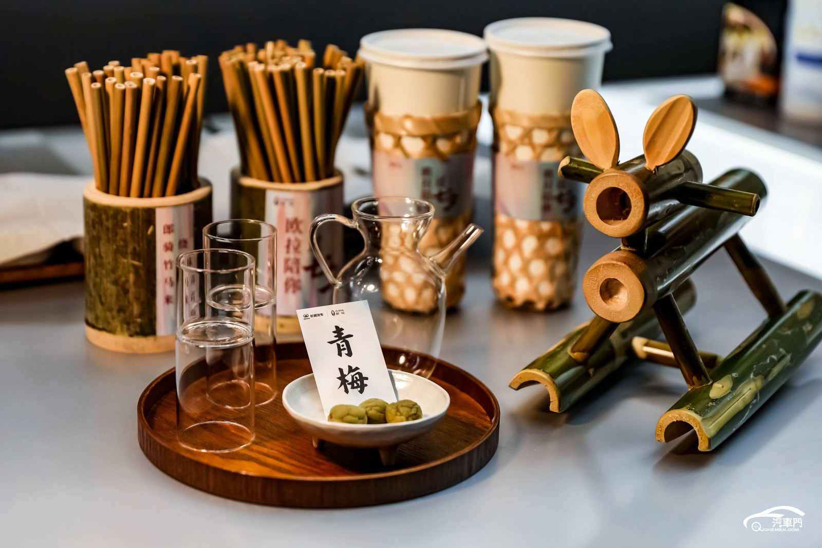 桌子上放滿了不同類型的杯子

AI 生成的內(nèi)容可能不正確。