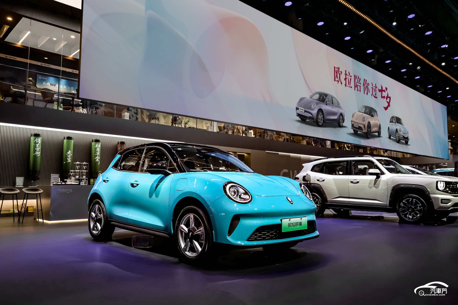路上有輛藍(lán)色的汽車

AI 生成的內(nèi)容可能不正確。