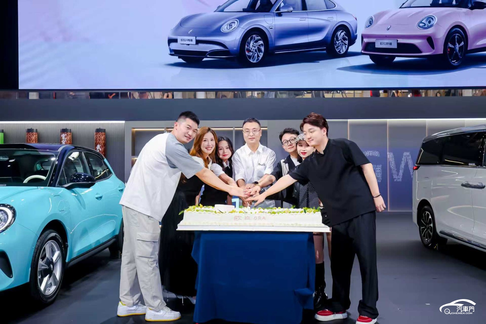 男人和女人站在汽車旁

AI 生成的內(nèi)容可能不正確。