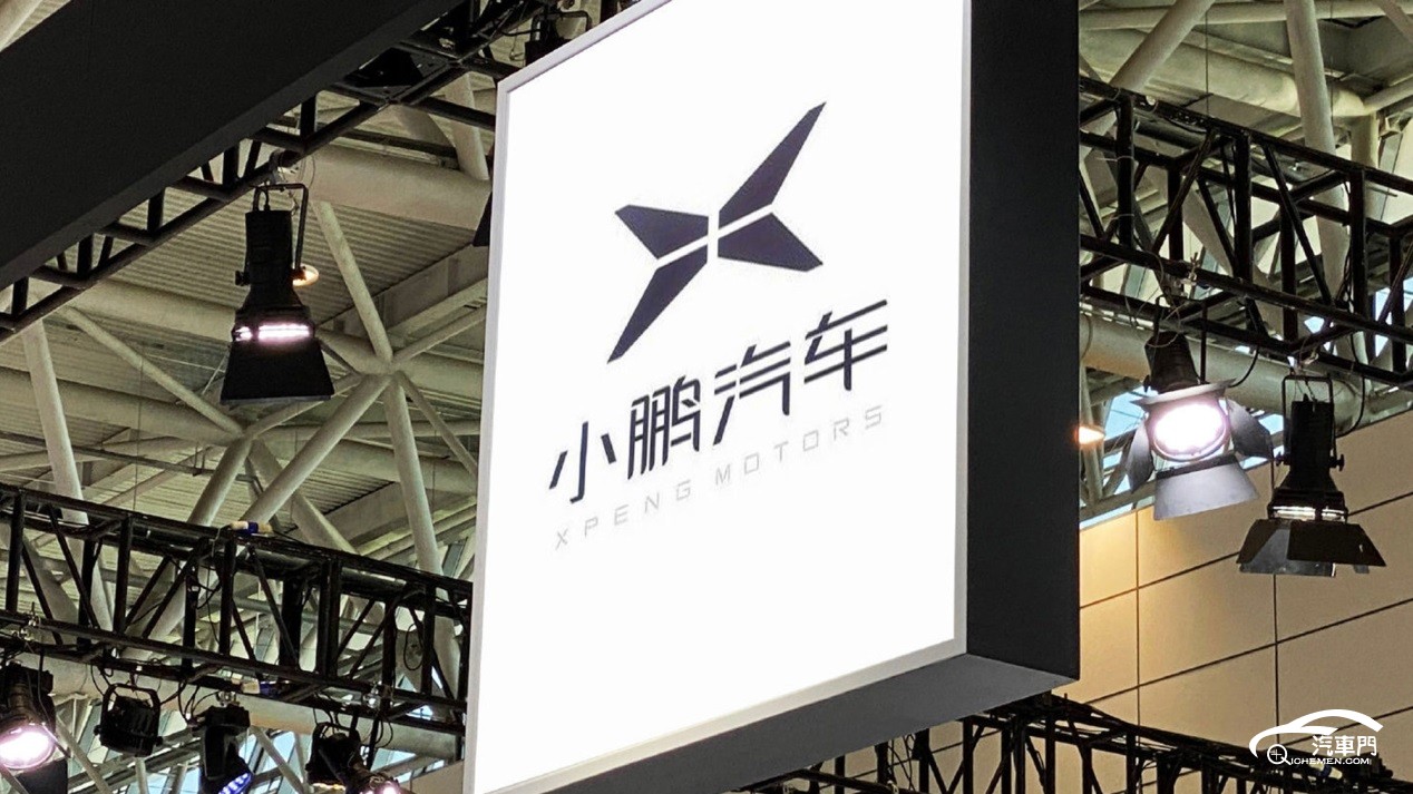 全新小鵬汽車LOGO設(shè)計創(chuàng)意形似一個大寫字母X，是從英文單詞“eXplorer”（探索者）中提煉的字母，表明品牌勇于探索的精神。_空靈LOGO設(shè)計公司