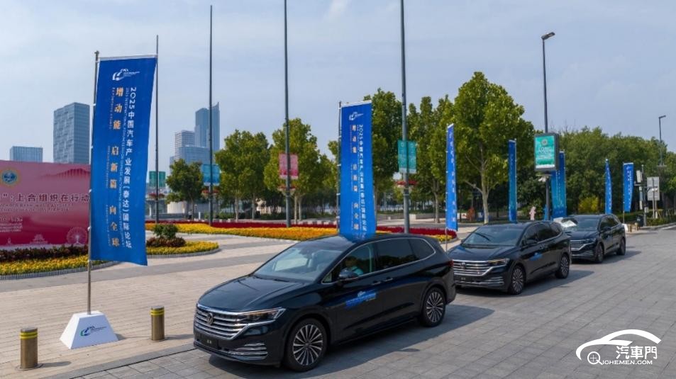 路上有輛藍(lán)色的汽車(chē)

AI 生成的內(nèi)容可能不正確。