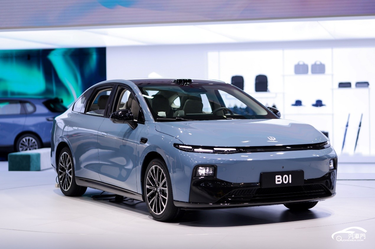 零跑B01閃耀2025上海車展：高顏值+高價(jià)值，精準(zhǔn)拿捏年輕人的“選車心理學(xué)”_選車網(wǎng)|公眾的選車平臺(tái)