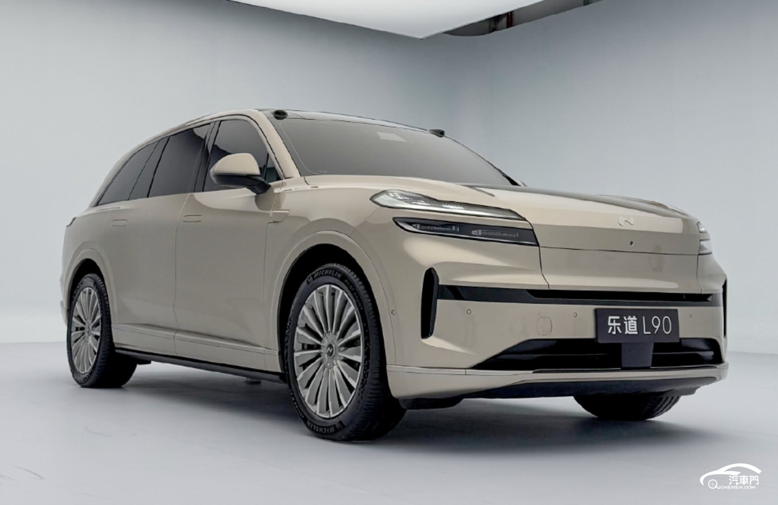 白色的汽車

AI 生成的內(nèi)容可能不正確。