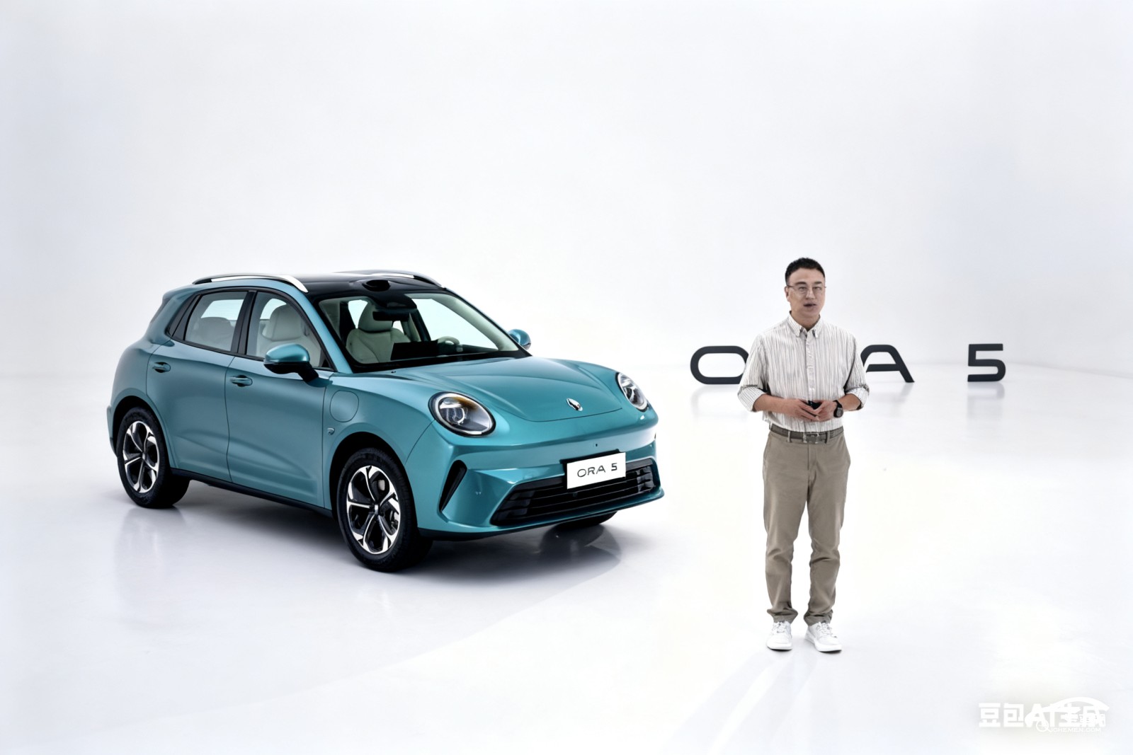 汽車旁站著男人

AI 生成的內(nèi)容可能不正確。