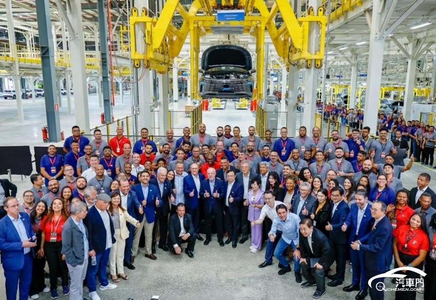 A group of people standing in a factory

AI-generated content may be incorrect.