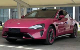 小米SU7璀璨洋紅實(shí)車曝光 配專屬輪圈