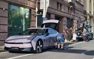 全新小鵬P7實車 車漆顏色驚艷 尾門掀背式開啟